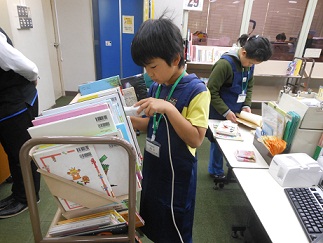 小さな図書館員がお手伝い
