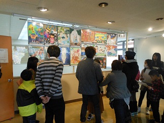 読書感想画の展示してます。