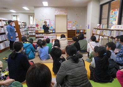 知多市立中央図書館 英語での読み聞かせを開催しました